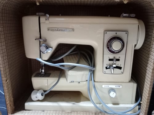 Naaimachine met extra spullen