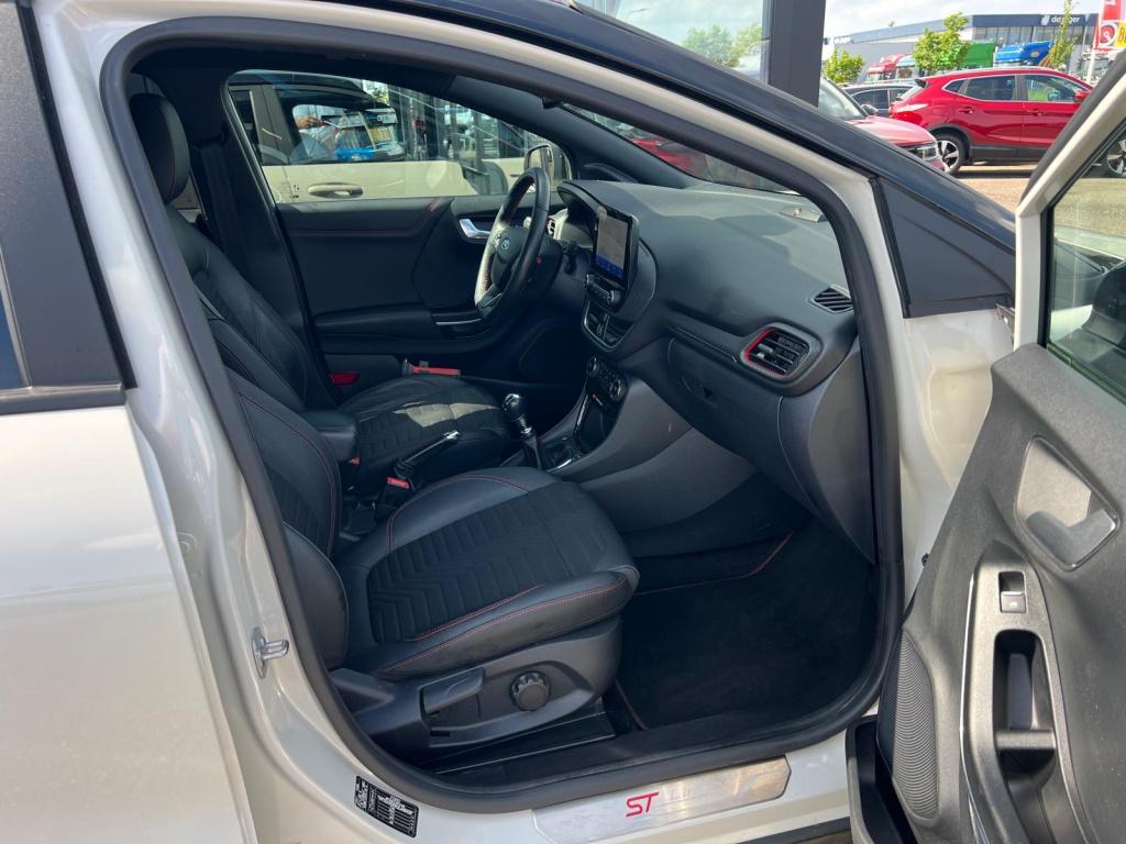 Ford Puma 1.0i ecoboost hybrid 125pk st-line x , voorruitverwarming , stuur