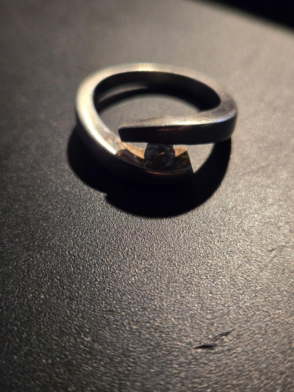 Zilveren ring met klein steentje Maat 17