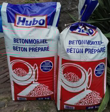 Overschot 2 zakken kant en klare Hubo betonmortel.