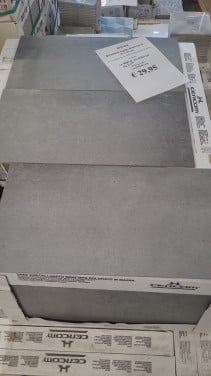 Ca 13  m² grijze betonlook tegels, 30x60 cm, van € 55,10 voor
