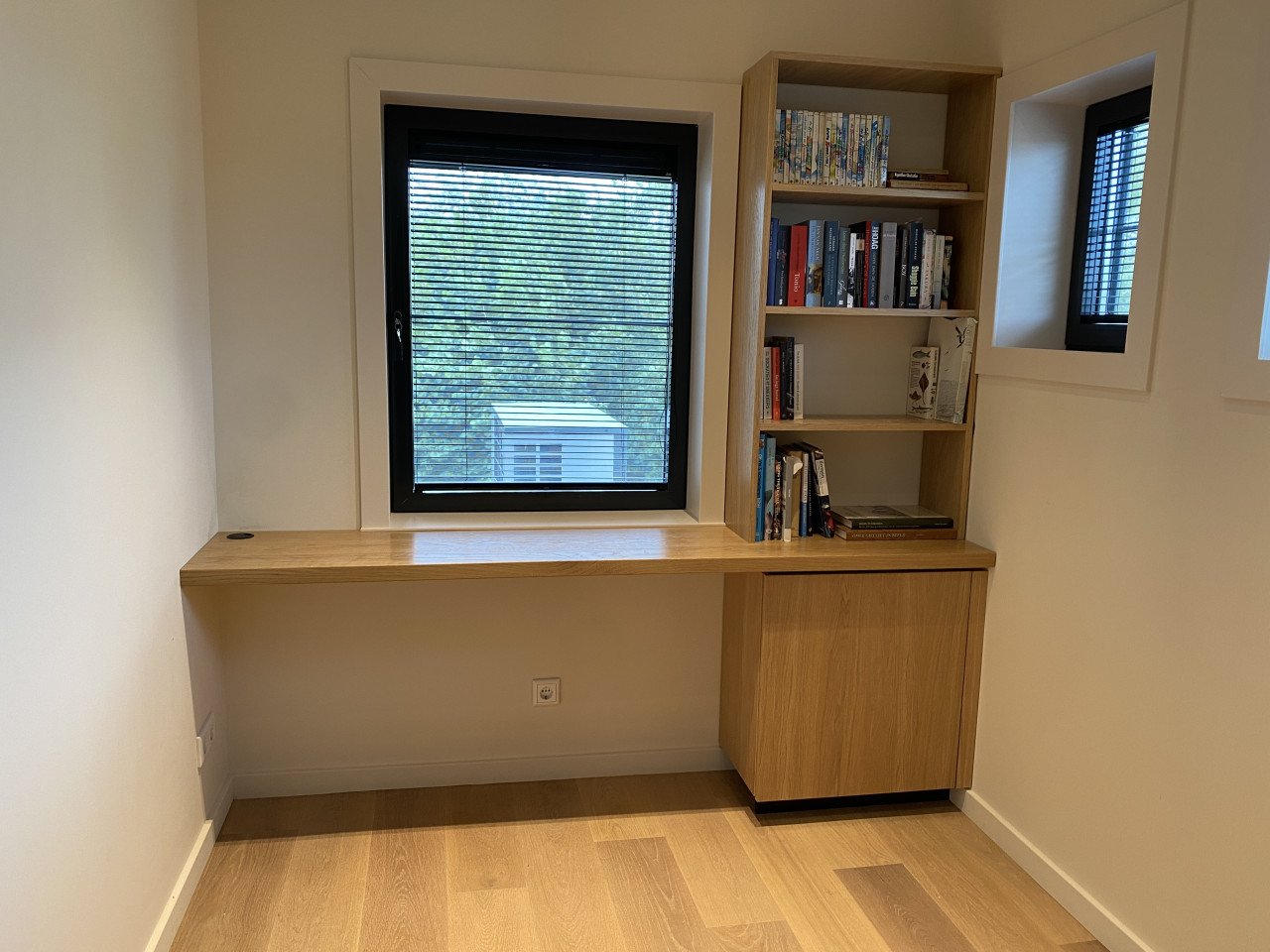 Maatwerk keukens en kasten. Ook doen wij wrappen, behangen en schilderen