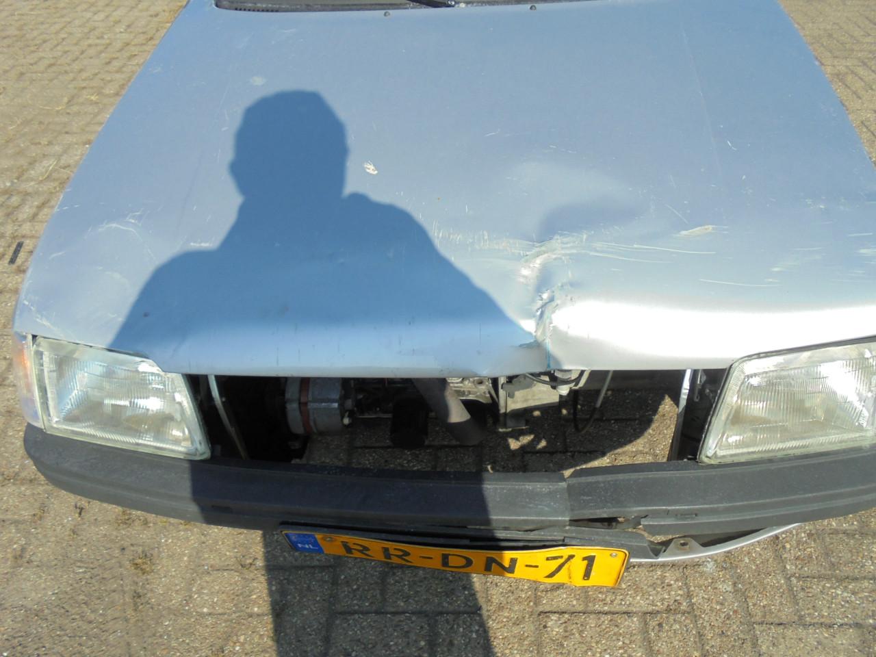 Peugeot 205 met een net interieur en kan gestart worden rijbare schade