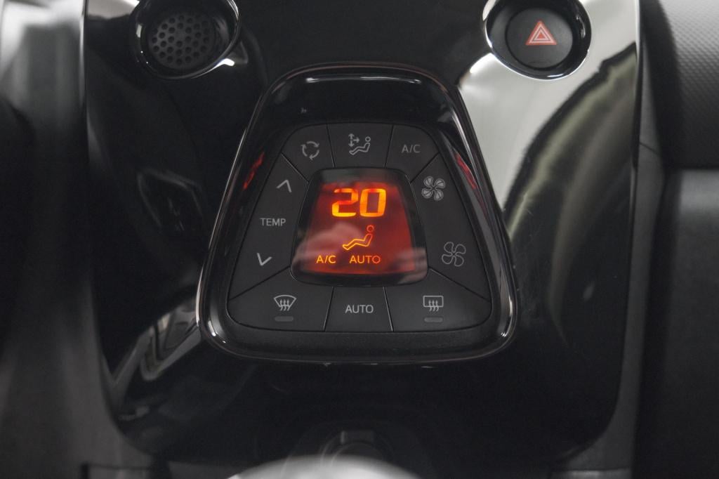 Peugeot 108 1.0 e-vti allure | camera | climate control | apple carplay | 1