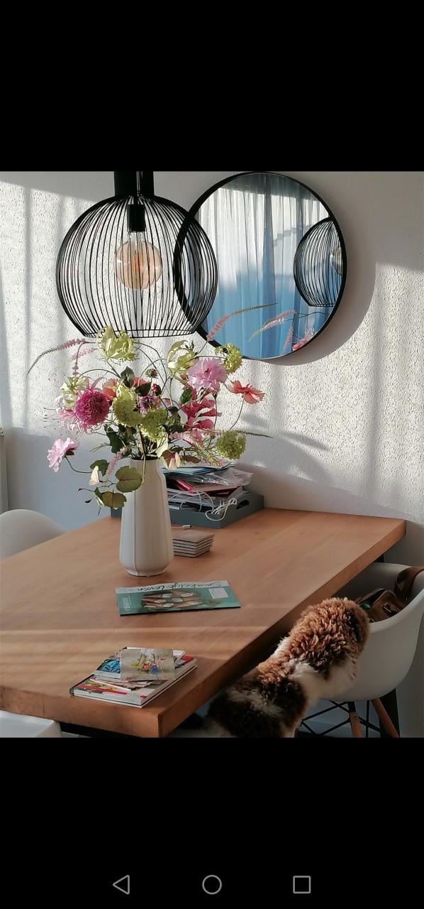 Eettafel met stalen onderstel