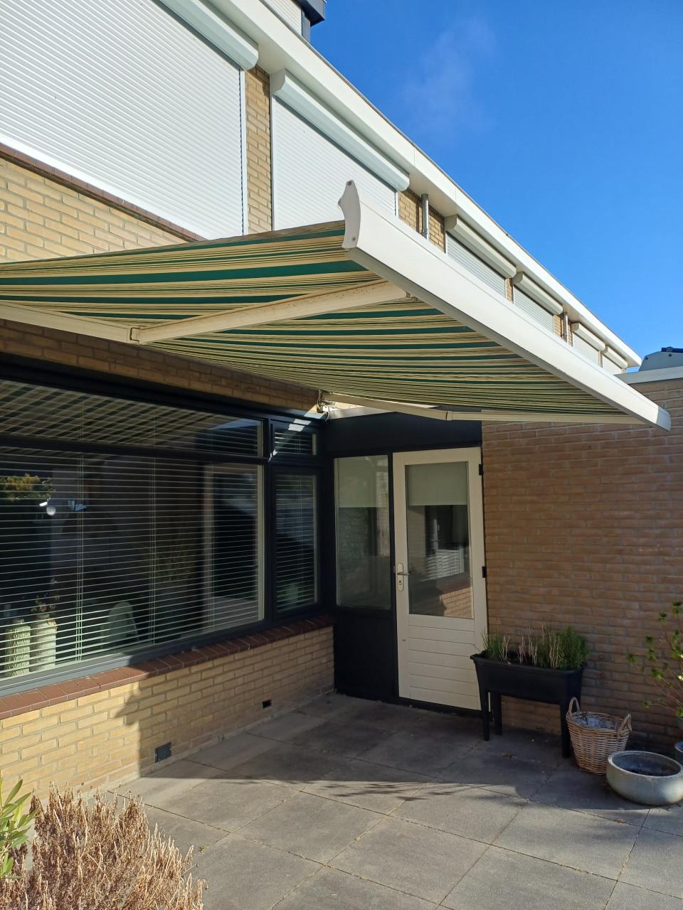 Zonnescherm elektrisch, knikarm