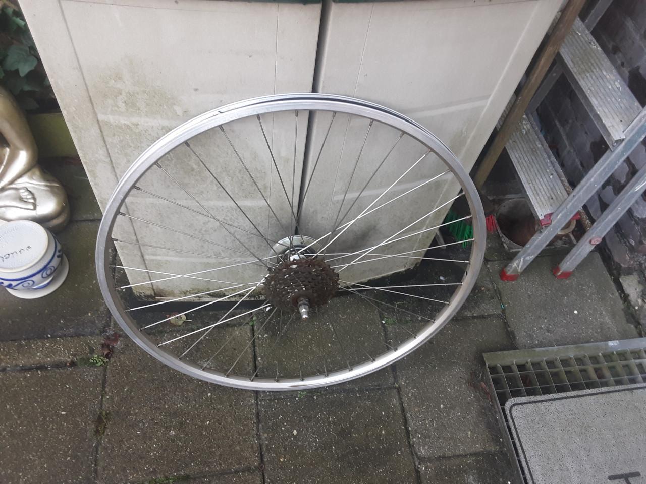 28 inch shimano nexus achterwiel, 7 speed cassette, rollerbrake rem