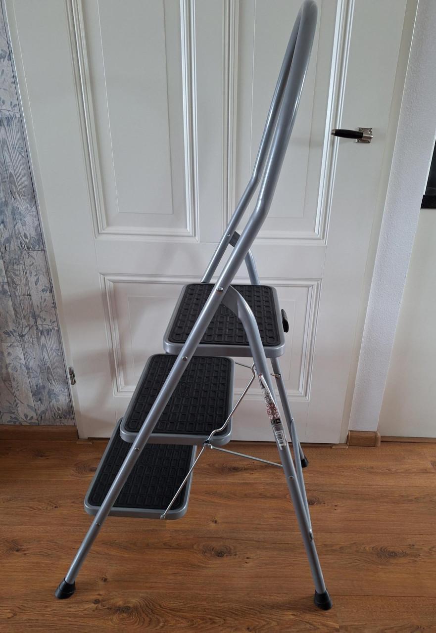 Huishoudtrap Altrex Cromato ZEER netjes (nieuw 88,00)