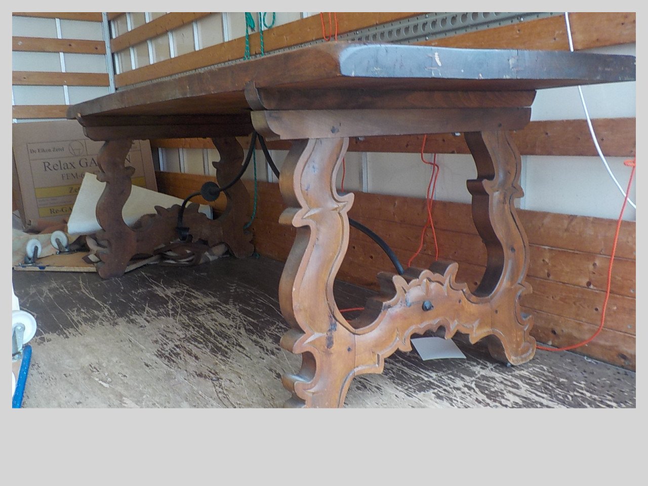 Geheel mooie kwaliteit massieve eettafel 220 x 80 cm met mooi onderstel
