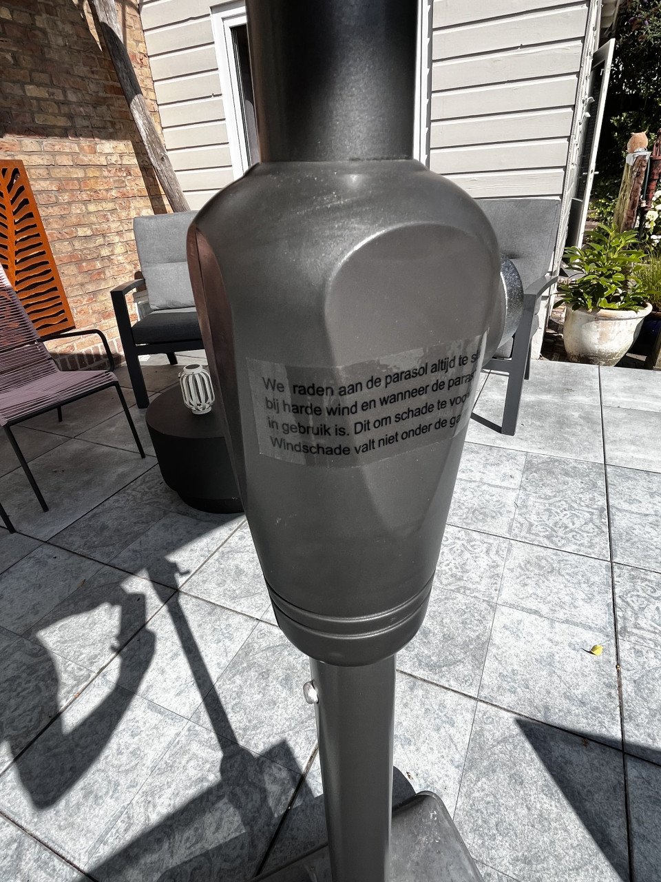 Parasol van Intratuin, met voet en hoes.