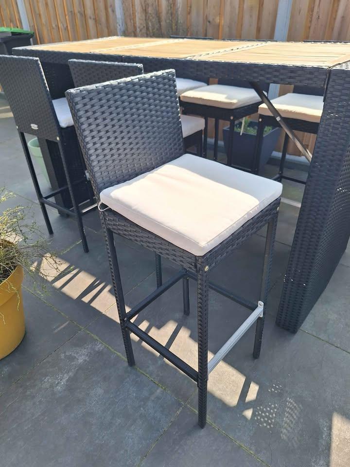 Tuin barset met 6 barkrukken