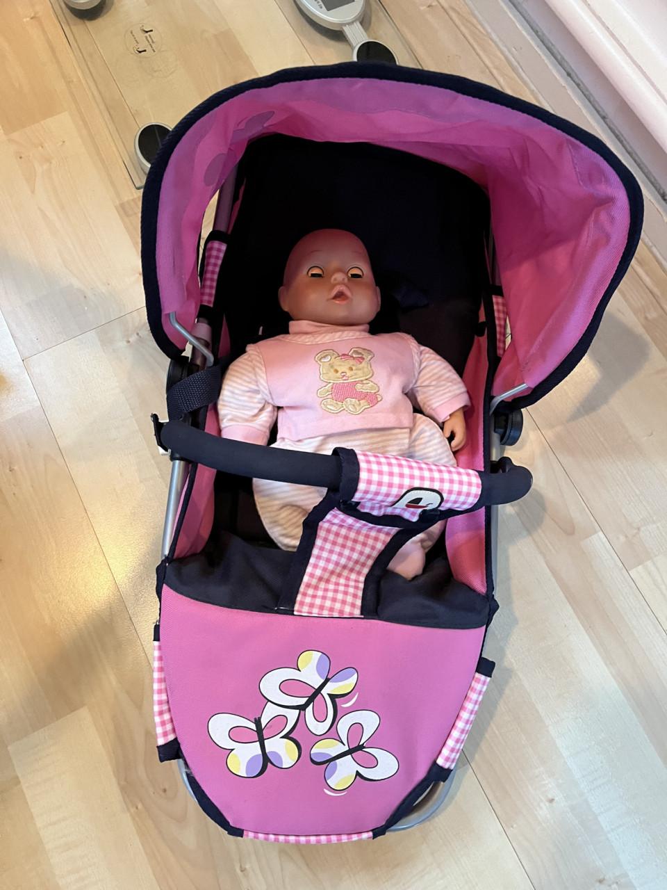 Poppenwagen met drie poppen, buggy en draagstoeltje