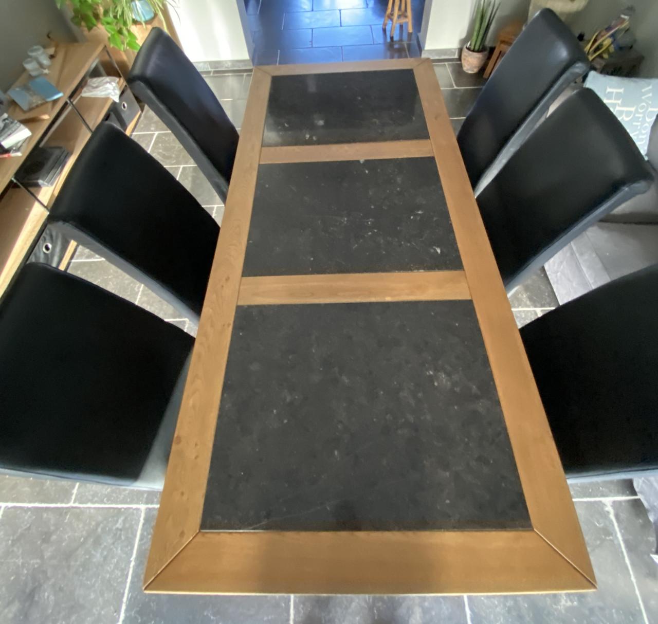 Tafel met 6 lederen stoelen