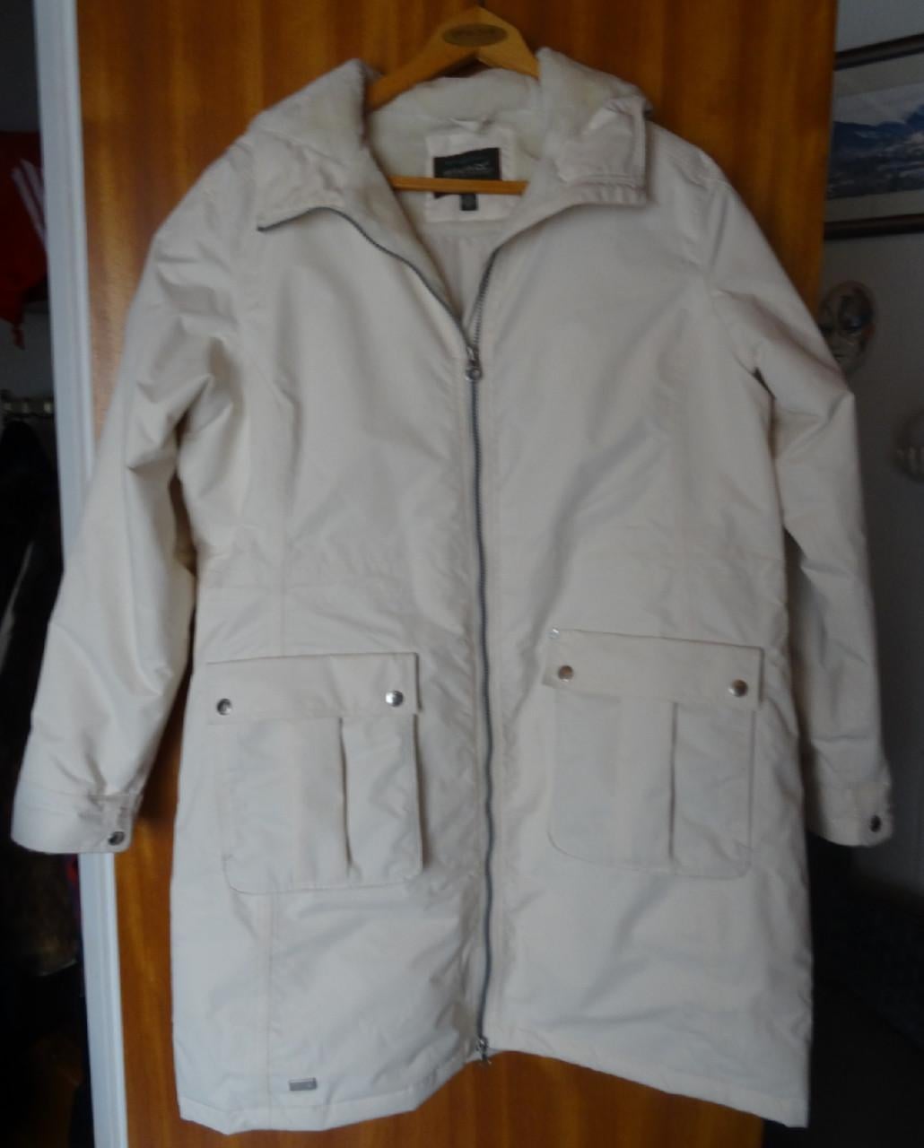 Outdoor jas.met capuchon. maat 44/46 merk REGATTA. ALS NIEUW