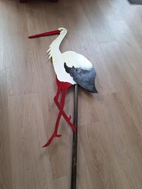Houten ooievaar voor in de tuin.