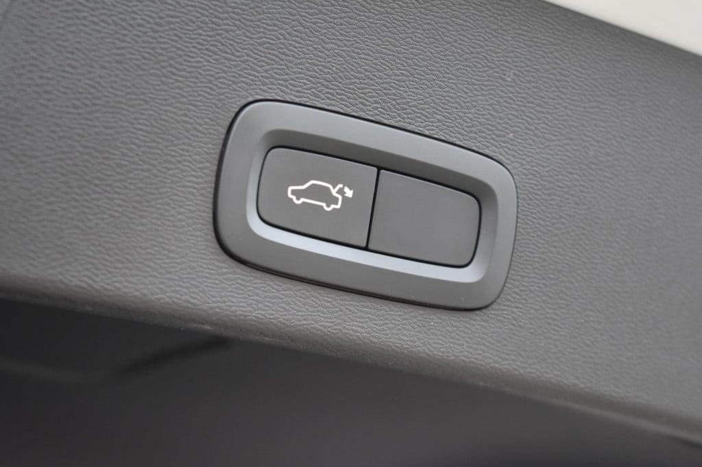 Volvo XC40 1.5 t3 momentum pro | pano | camera | apple carplay | android au
