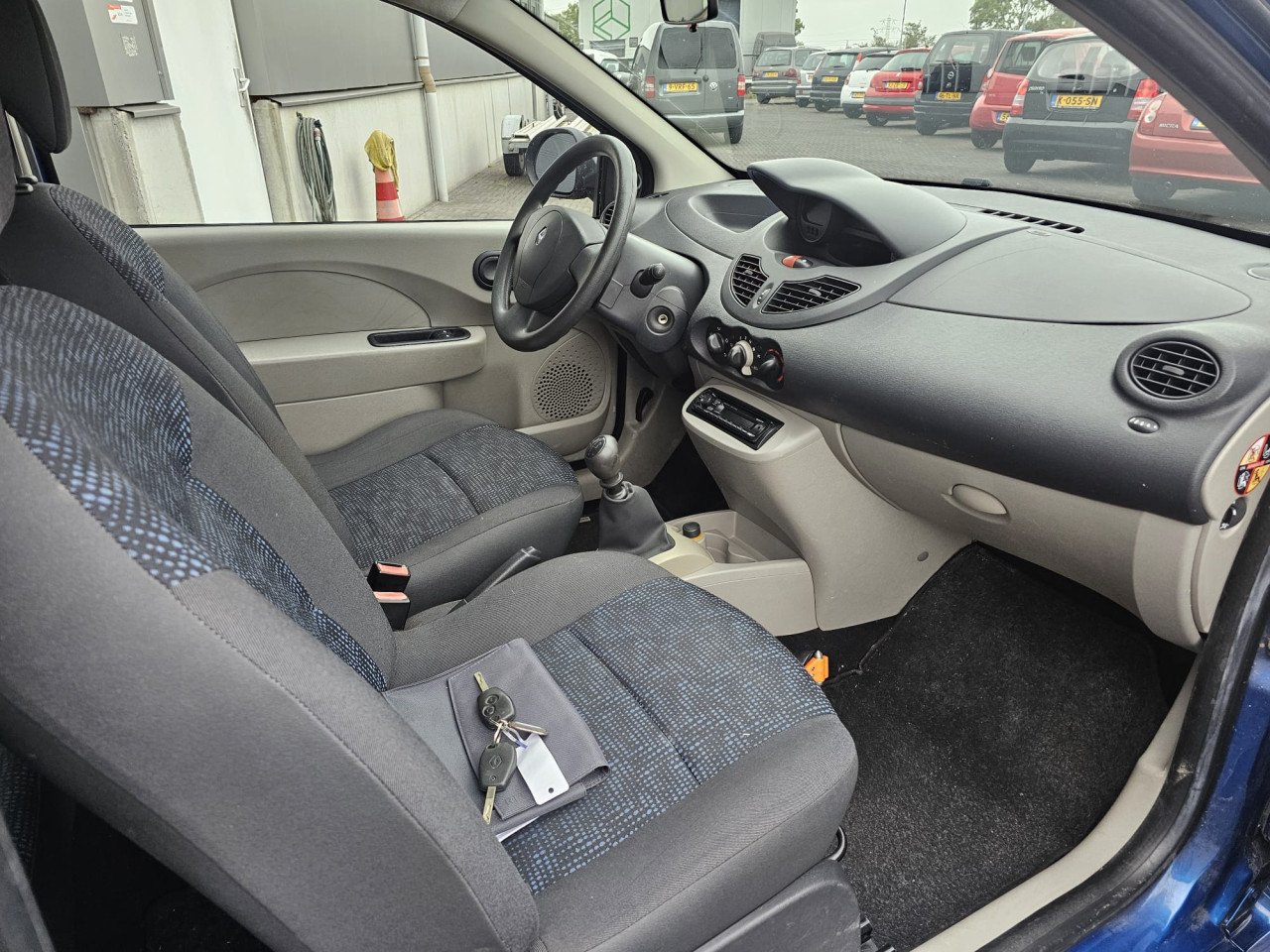 TE KOOP RENAULT TWINGO 1.2 16V AUTHENTIQUE