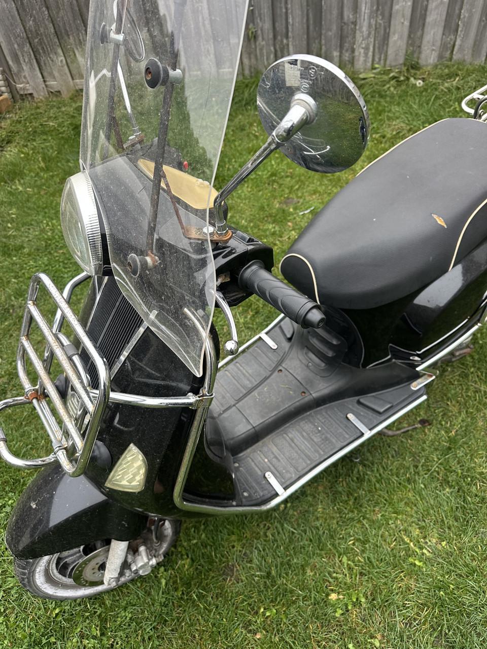 Berini napoli 2 - zwarte scooter inclusief valbeugels en windscherm