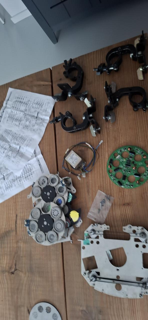 ClayPaky Alpha Spot 575 HPE 2 X 1 defect+ reserve onderdelen.