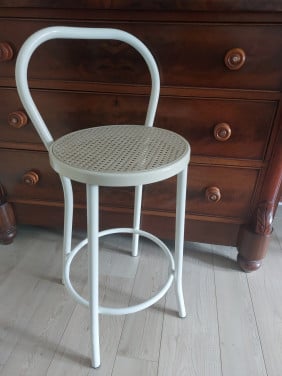 Witte kruk met rotan zitting i.z.g.st.
