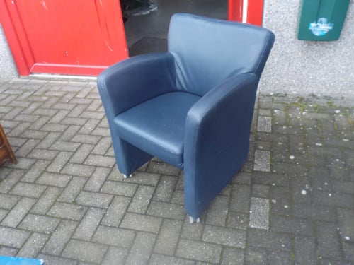 Mooie kwaliteit leren fauteuil op stevige wieltjes in zeer goede staat