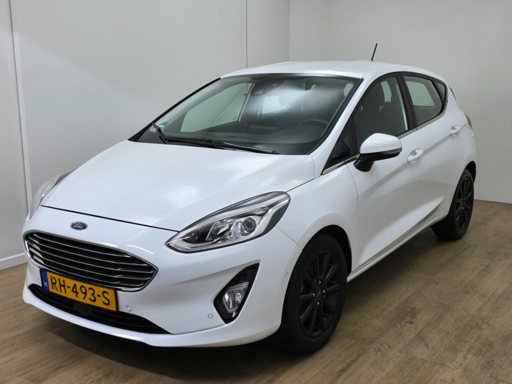 Ford Fiesta occasion luxe titanium met zwarte velgen en parkeercamera | bom