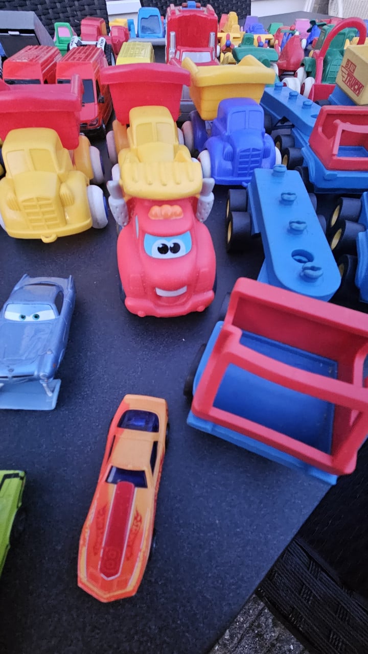 Heeeel veel plastic speelgoedauto's, vliegtuigjes