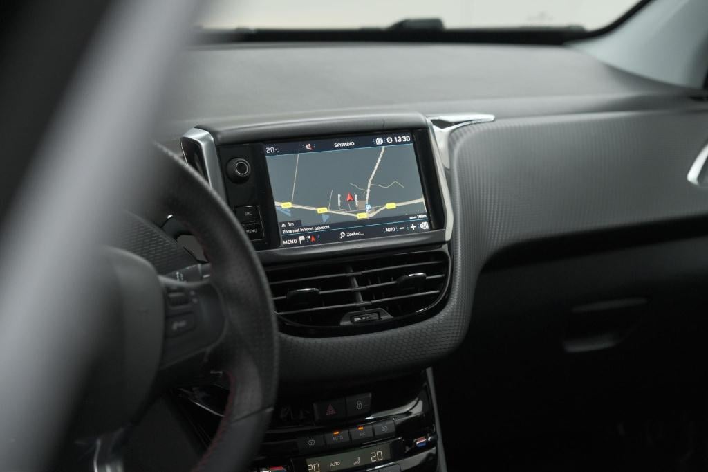 Peugeot 2008 puretech 110 eat6 gt line | trekhaak | panoramadak | apple car