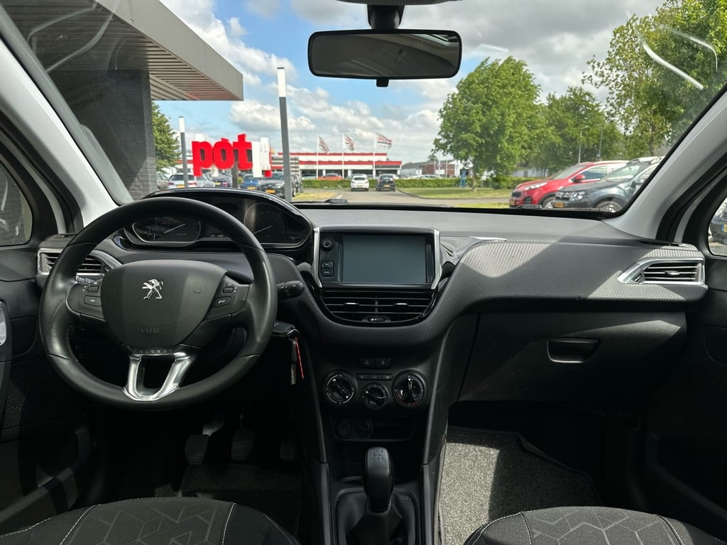 Peugeot 2008 1.2 t blue lion // panoramadak // apple carplay //