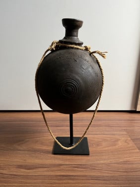 Kruik op standaard
