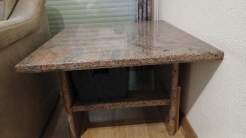 Tafel bijzettafel natuursteen handgemaakt beetje rode kleuren met vak