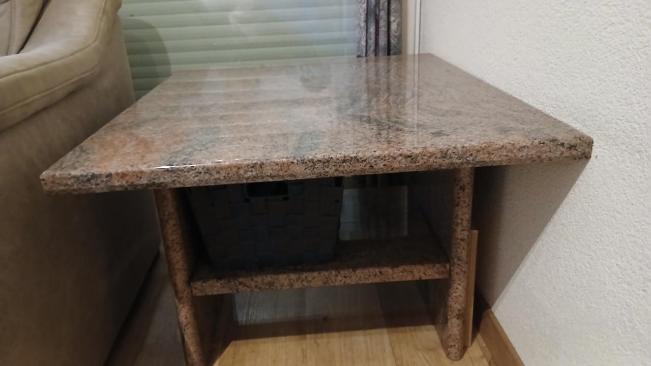 Tafel bijzettafel natuursteen handgemaakt beetje rode kleuren met vak