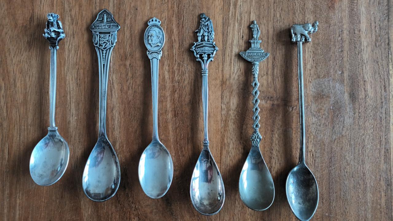 6 oude verzilverde verzamelaars lepeltjes