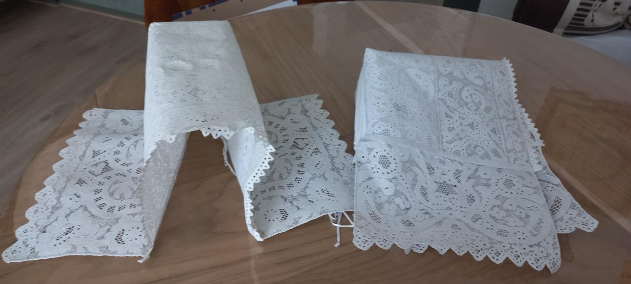 2 kappen van Zuid-Bevelandse Klederdracht