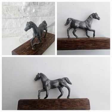 Vintage tinnen paard beeld op houten voet