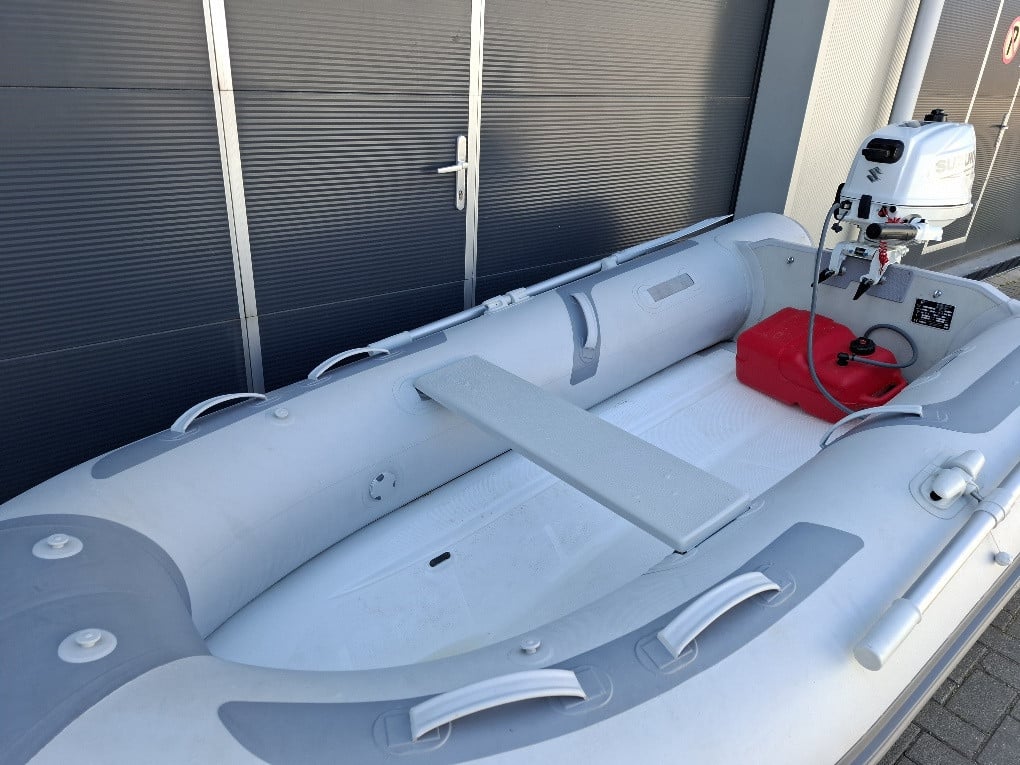 Zodiac 300 met Suzuki 6pk en Pega strandtrailer