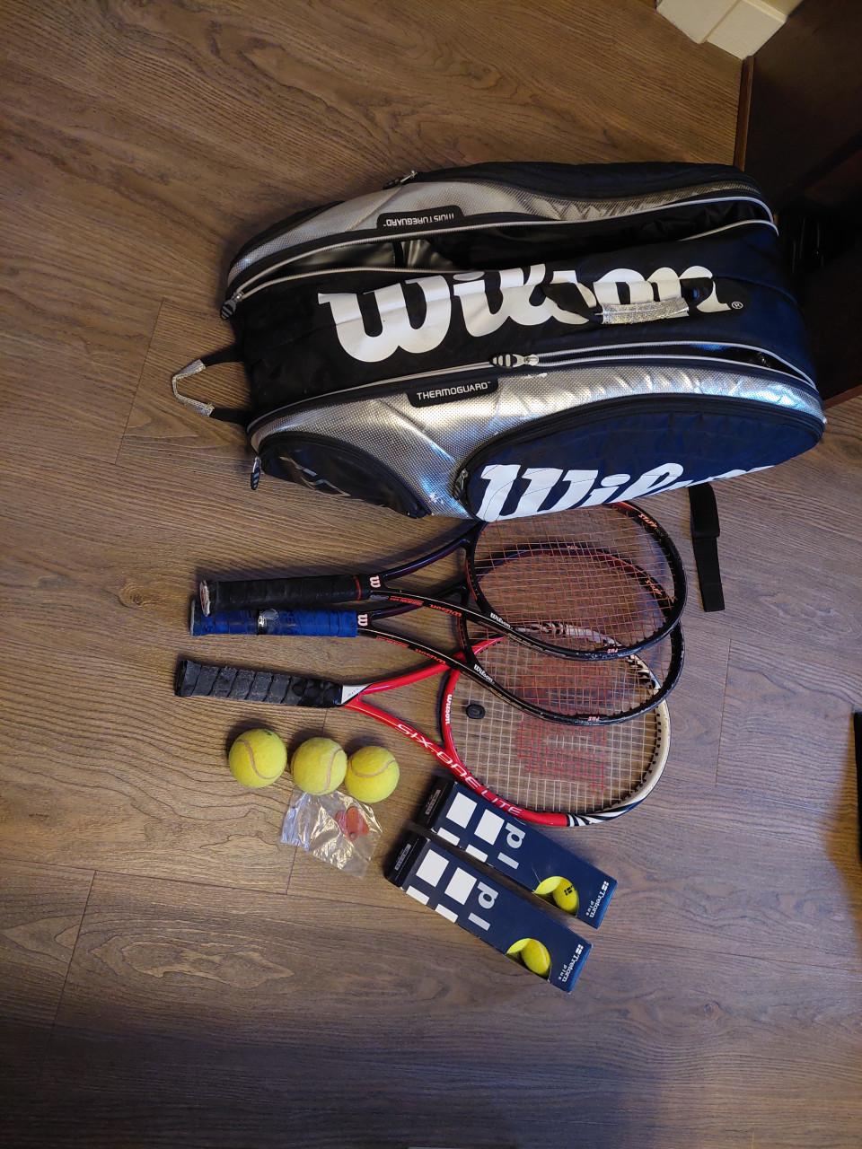 3 Wilson tennisrackets met tas en 11 balletjes