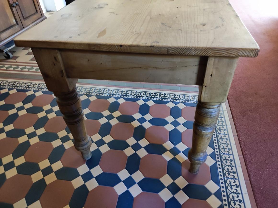Antieke grenen tafel