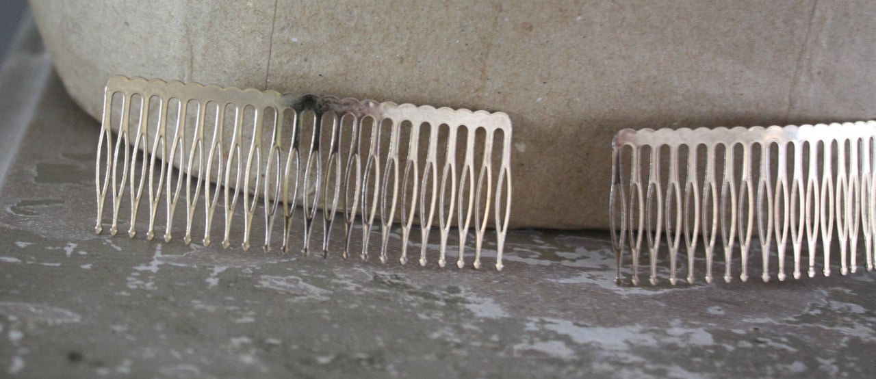 Set va 2 goudkleurige haarkammen