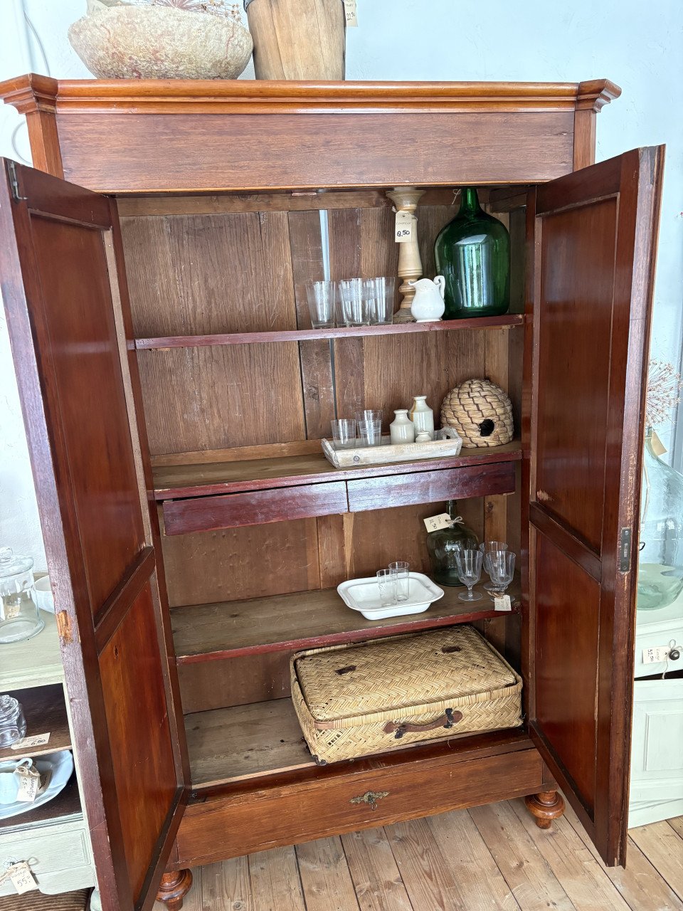 Oude kast met 2 deuren en 2 laadjes