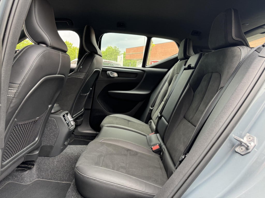 Volvo XC40 recharge p8 awd r-design 408pk | trekhaak uitklapbaar | navigati