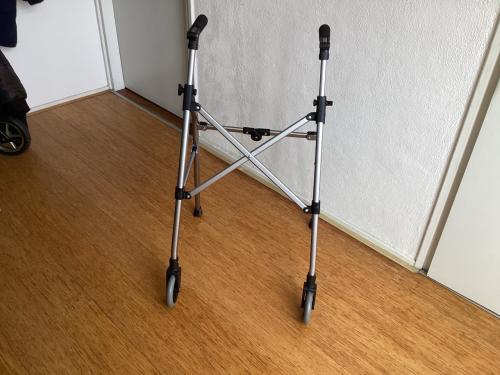 Verstelbaar opvouwbaar looprek