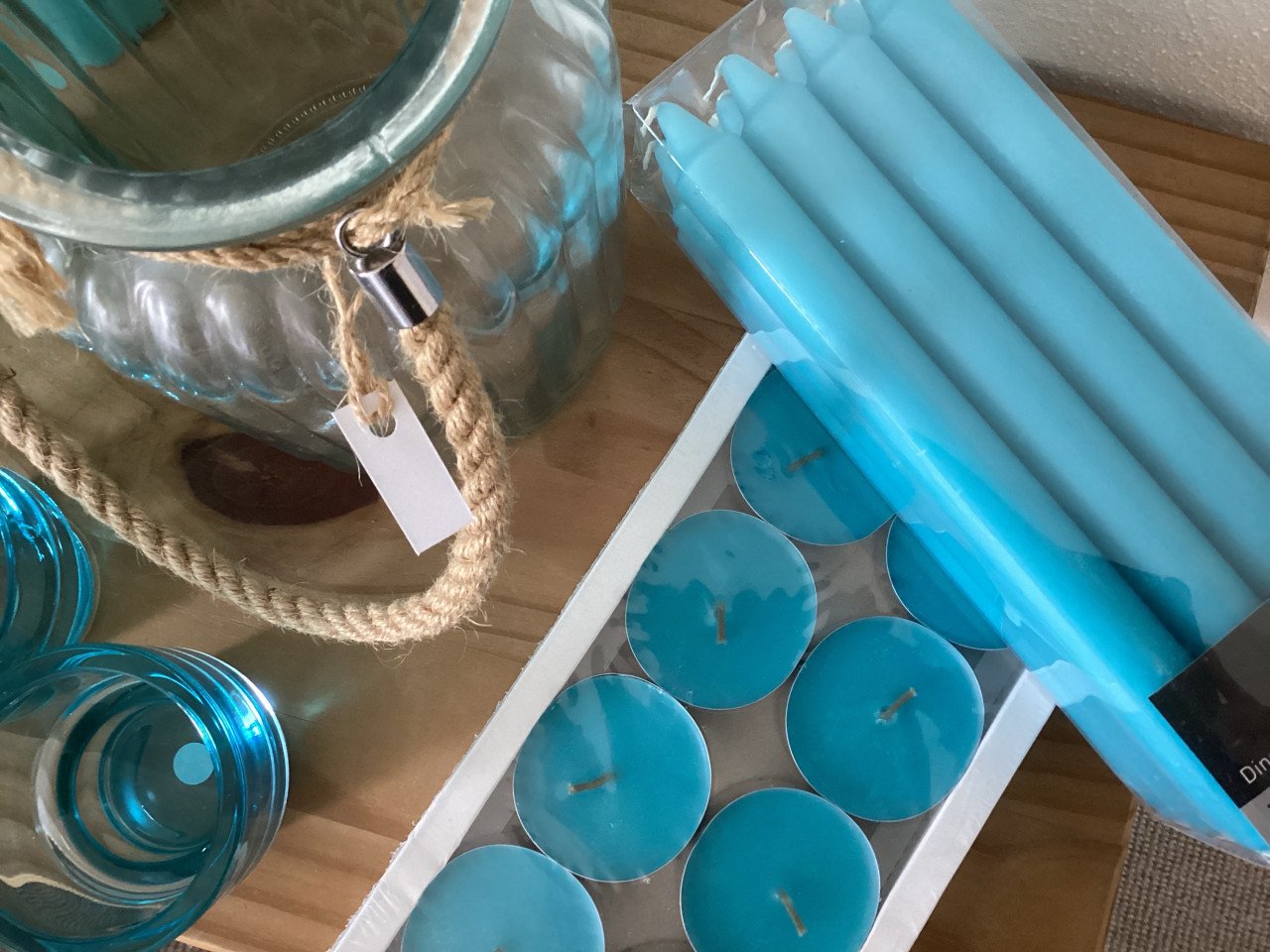 Vrolijke blauwe decoratie. Vazen, kaarsen…