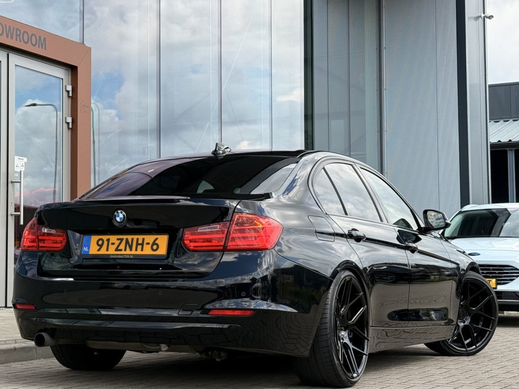 BMW 3-serie 320i high executive | navi | leder | 260pk | elect trekhaak |