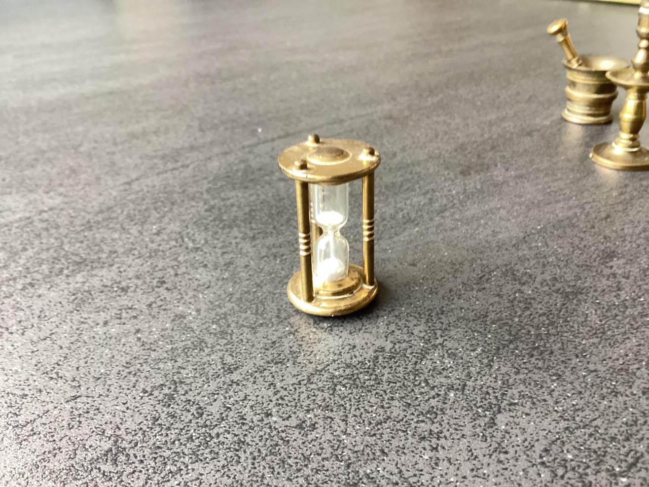 Kolenkit. Doofpot 2 x. Vijzel 2 x.  Stoof.  Zandloper.  Kaarsenhouder.