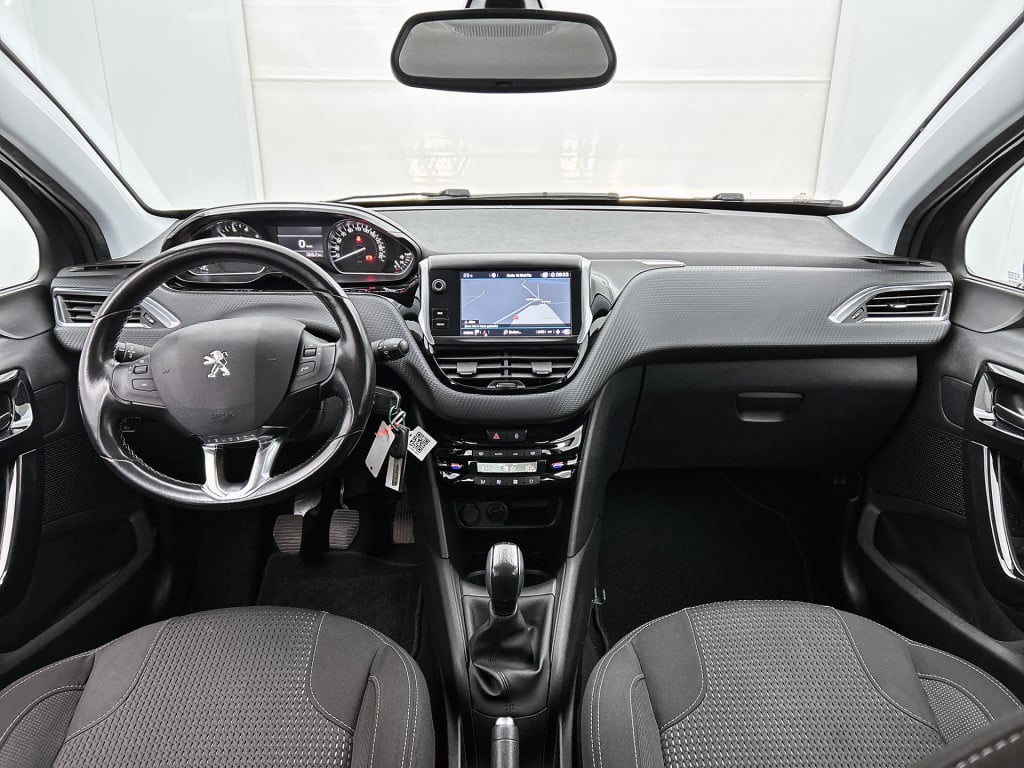 Peugeot 208 82pk allure | rijklaar | navi | parkeersensoren | trekhaak vast