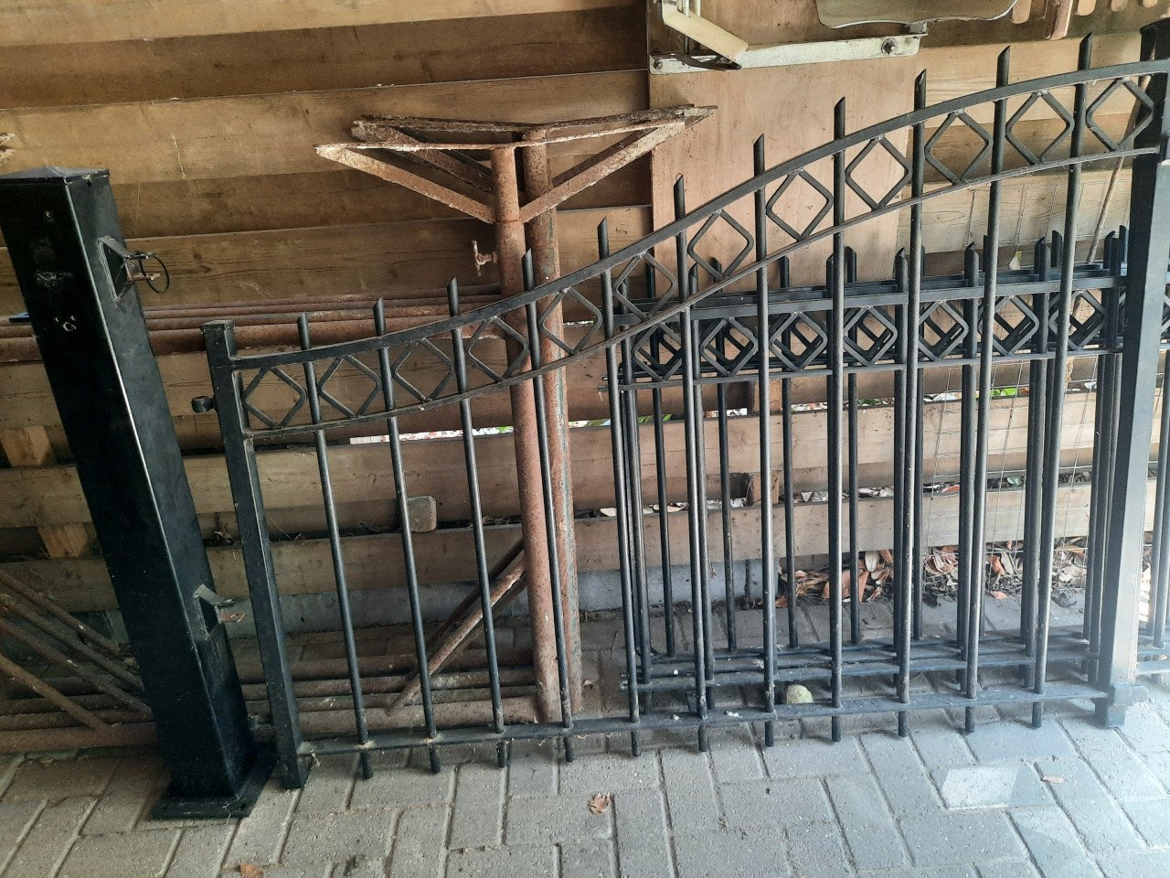 Prachtige draaipoort en sierhekwerk gegalvaniseerd en gepoedercoat zwart