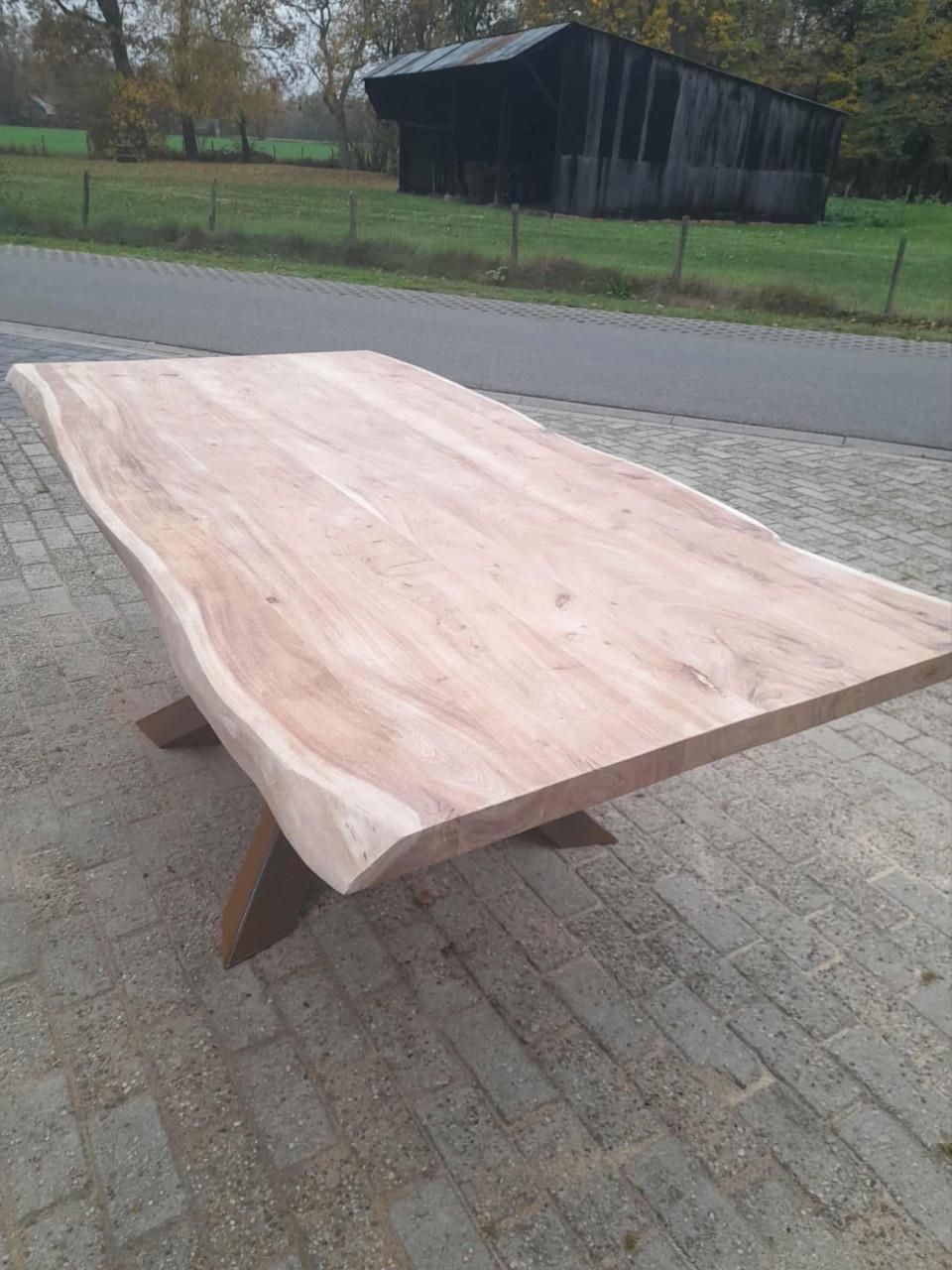 BOOMSTAMTAFEL / TAFEL IN SUARHOUT 200X100 MET ZWARE MATRIXPOOT