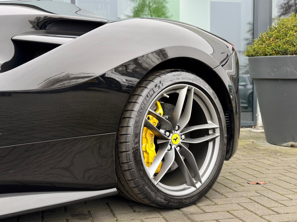 Ferrari 488 3.9 gtb hele * daytona seats * carbon driver zone * dealer onde