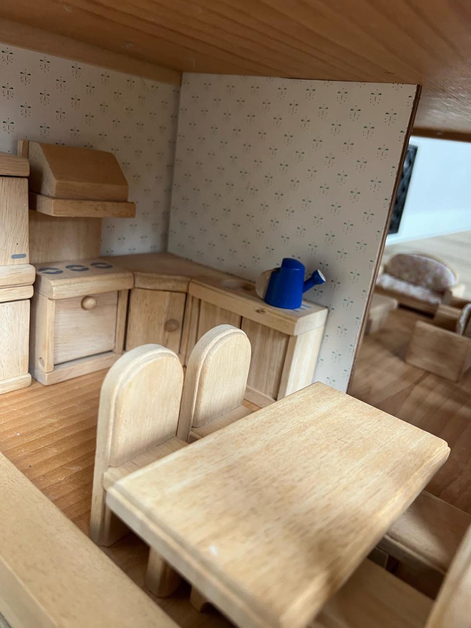 Houten poppenhuis met accessoires